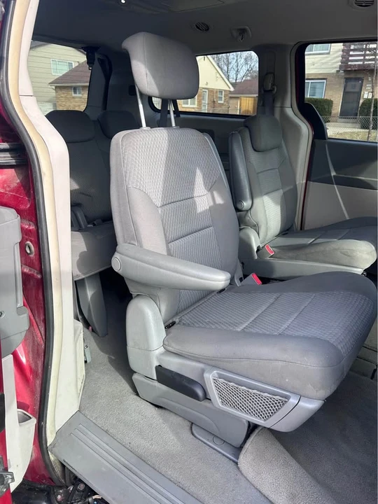 2010 Dodge Caravan - Image 11 of 16