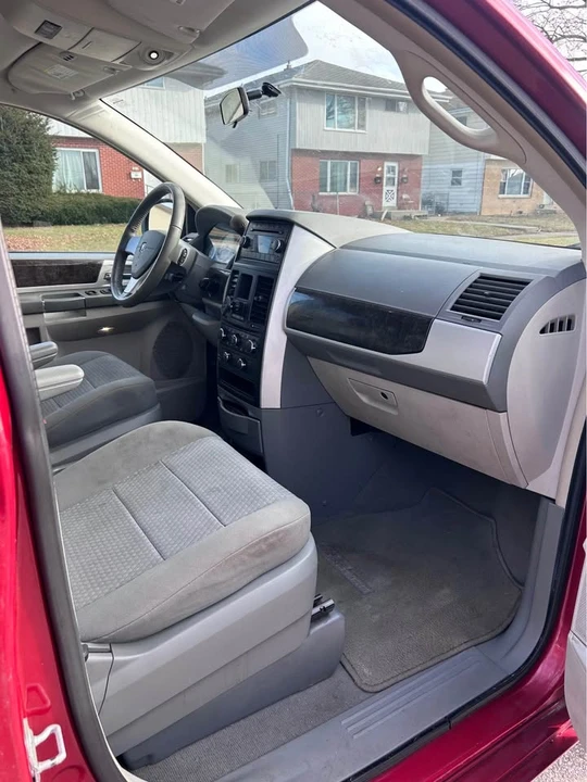 2010 Dodge Caravan - Image 9 of 16