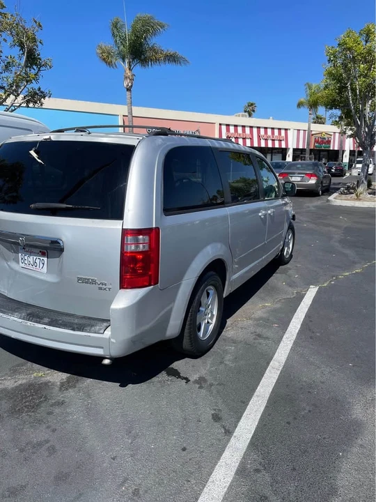 2010 Dodge Caravan - Image 7 of 9