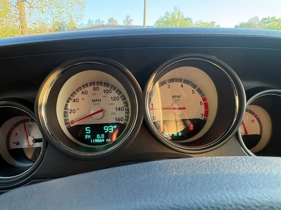 2010 Dodge Challenger 3rd Gen - Image 15 of 20
