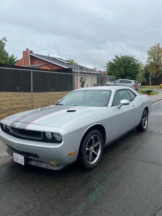 2010 Dodge Challenger 3rd Gen - Image 2 of 5