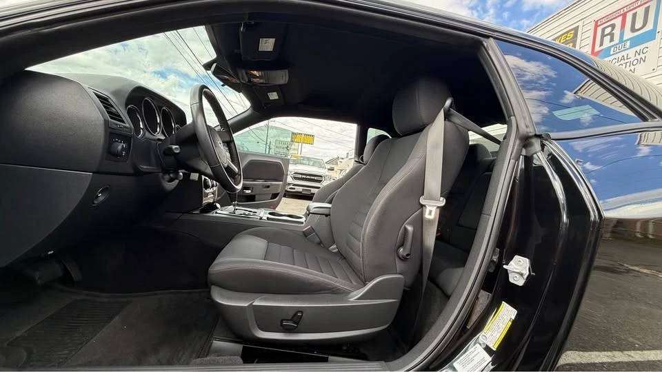 2010 Dodge Challenger 3rd Gen - Image 16 of 17