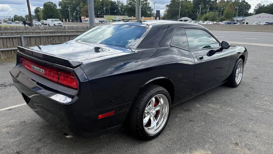 2010 Dodge Challenger 3rd Gen - Image 5 of 17