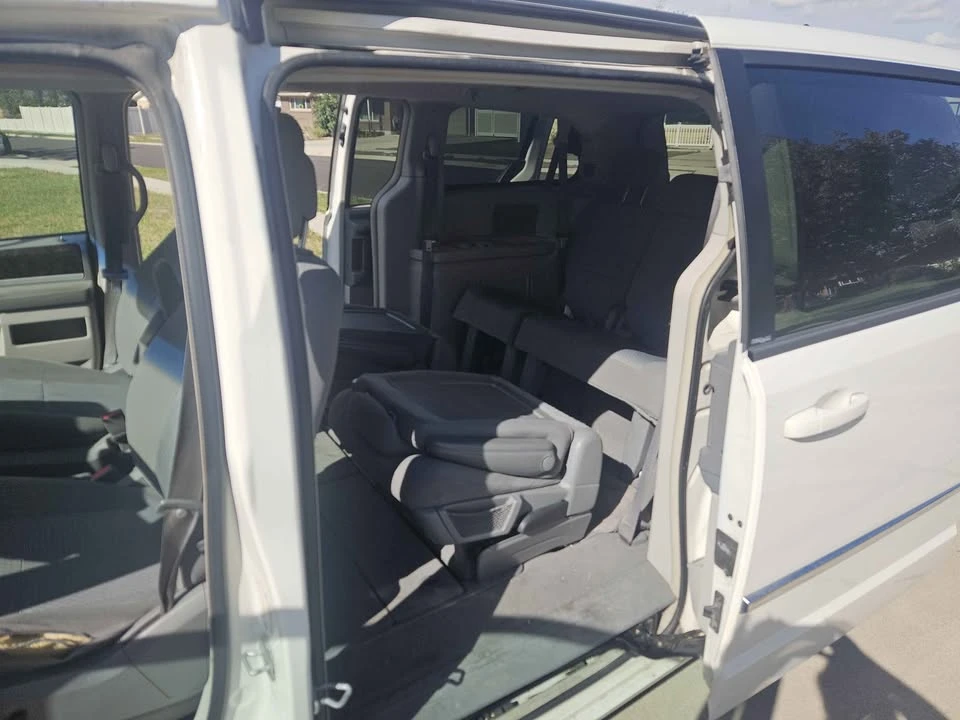 2010 Dodge Caravan - Image 7 of 9