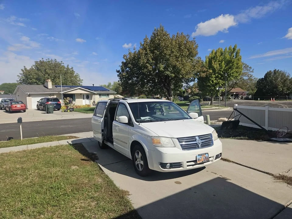 2010 Dodge Caravan - Image 8 of 9