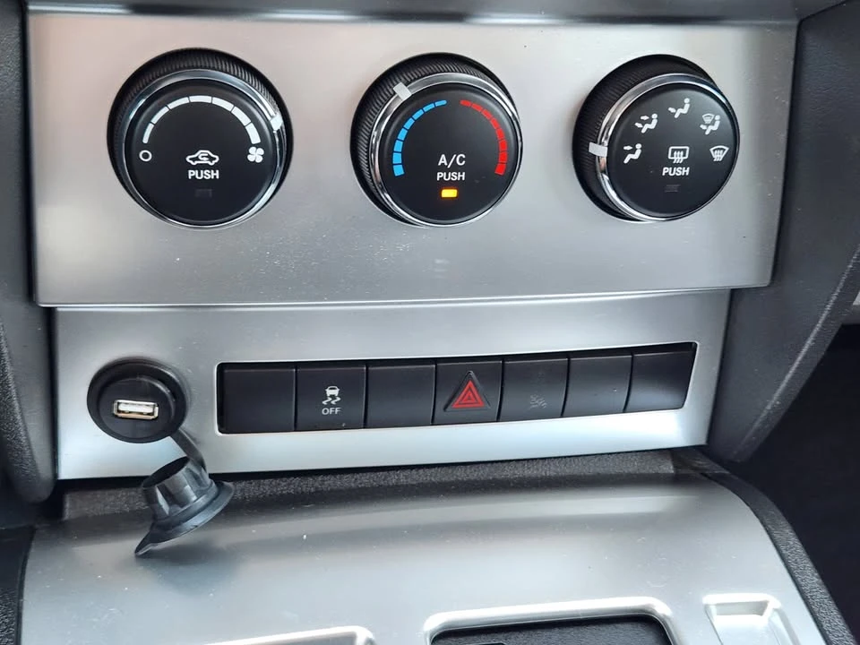 2010 Dodge Nitro - Image 14 of 15
