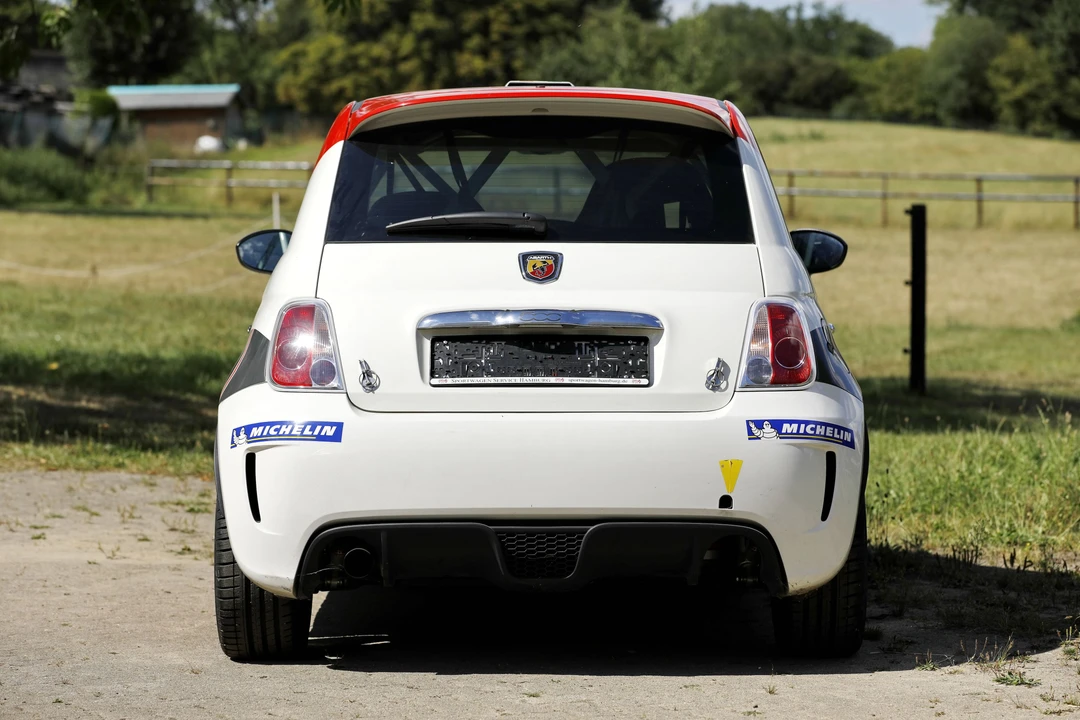 2010 Fiat Abarth 500 - Image 2 of 31