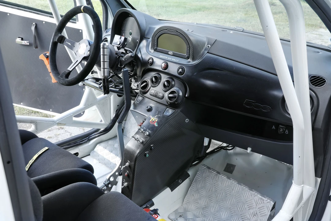 2010 Fiat Abarth 500 - Image 24 of 31