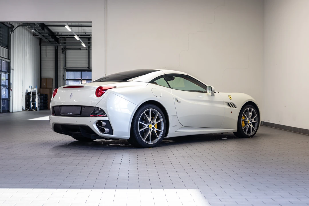 2010 Ferrari California - Image 5 of 31