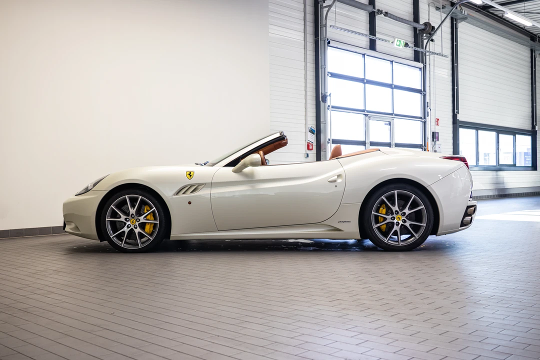 2010 Ferrari California - Image 8 of 31