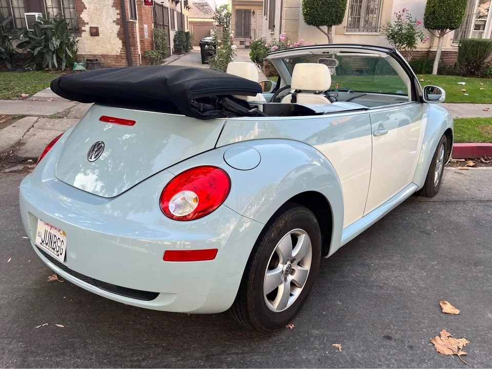 2010 Volkswagen New Beetle - Image 3 of 8