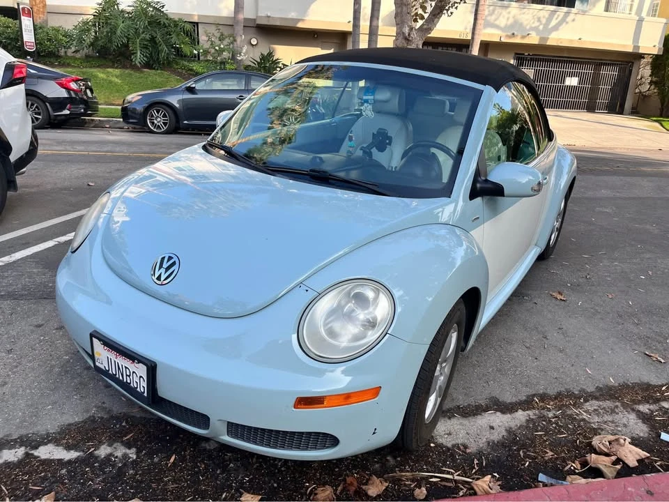2010 Volkswagen New Beetle - Image 2 of 8