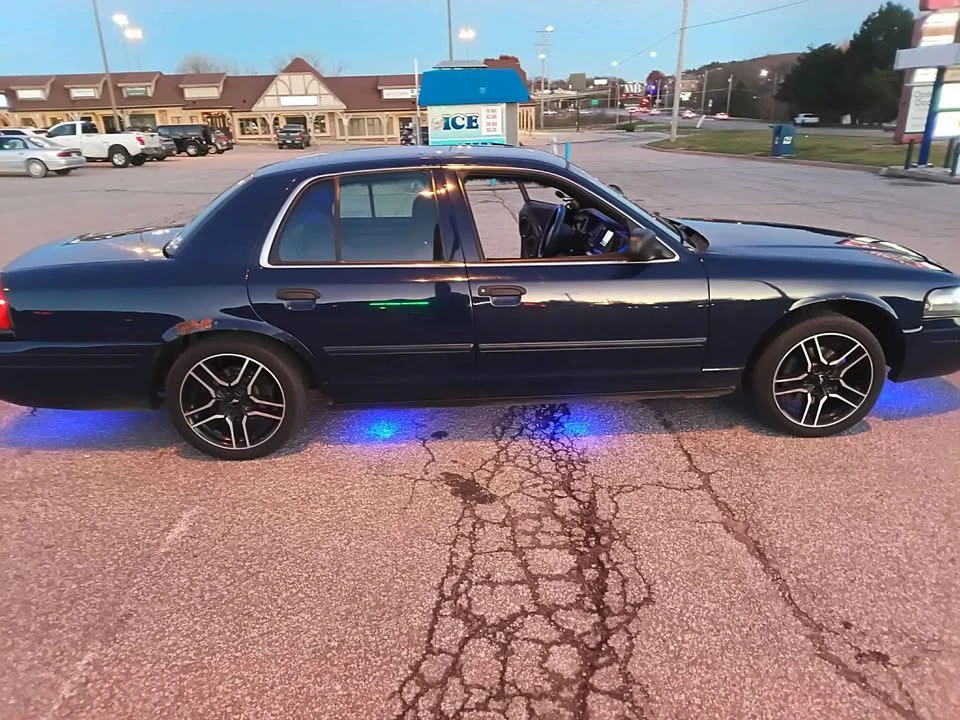2010 Ford Crown Victoria - Image 2 of 10