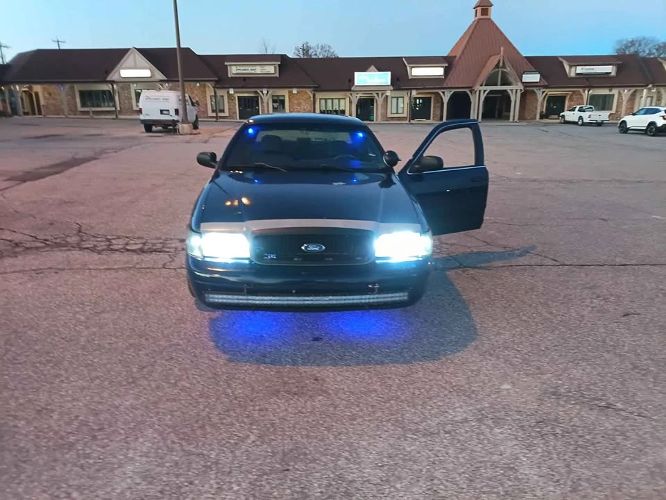2010 Ford Crown Victoria - Image 3 of 10