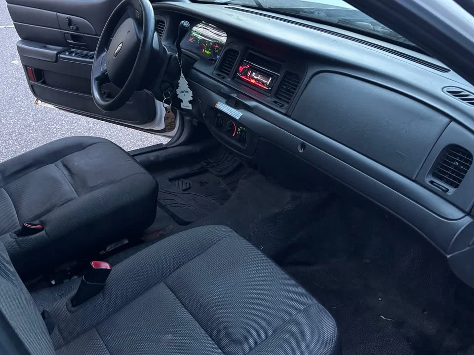 2010 Ford Crown Victoria - Image 9 of 10