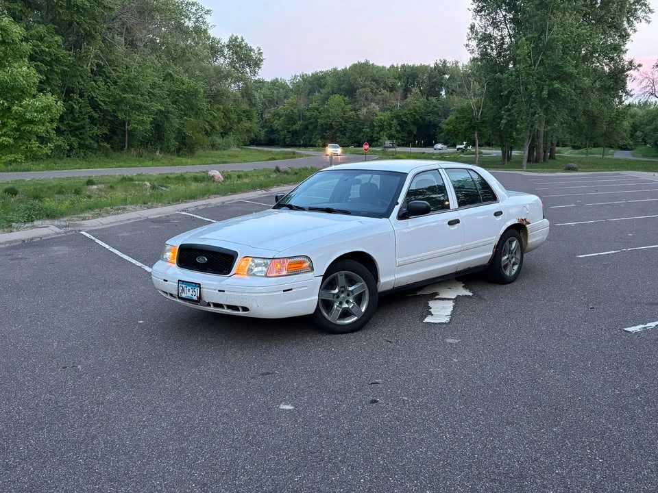 2010 Ford Crown Victoria - Image 2 of 10