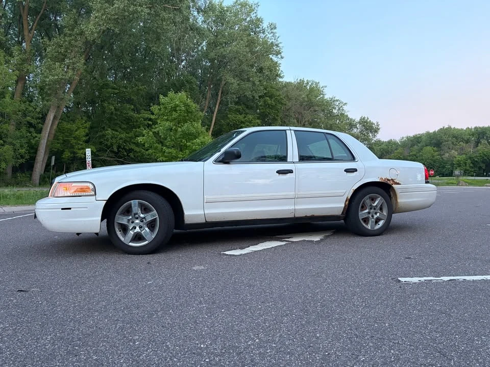 2010 Ford Crown Victoria - Image 3 of 10