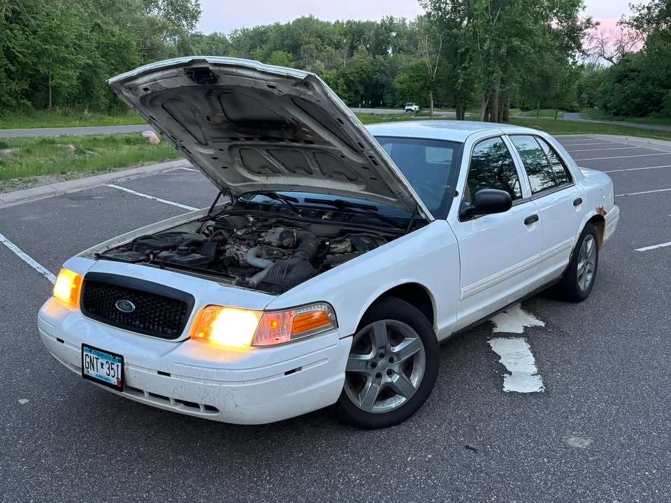2010 Ford Crown Victoria - Image 4 of 10