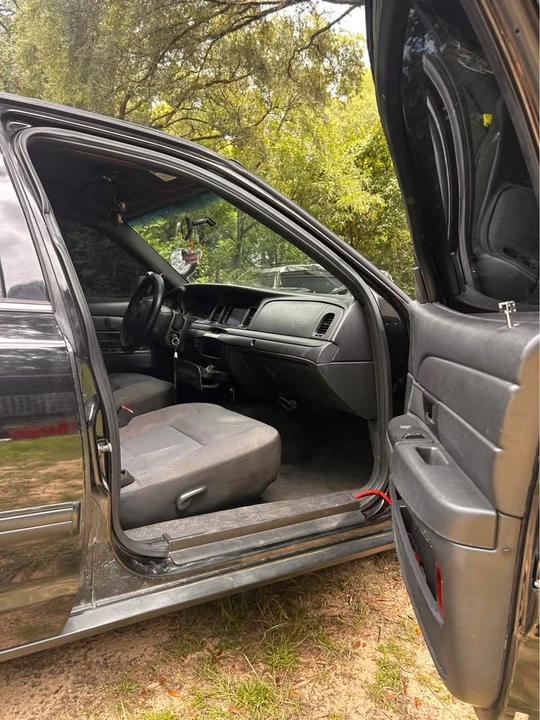 2010 Ford Crown Victoria - Image 3 of 9