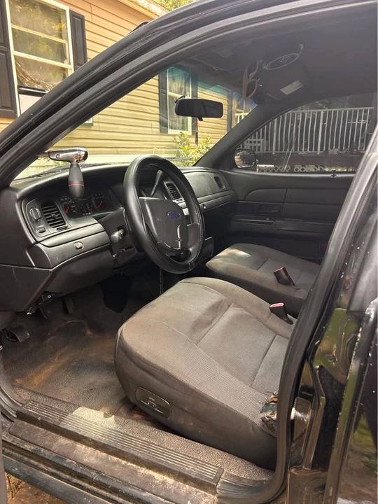 2010 Ford Crown Victoria - Image 2 of 9