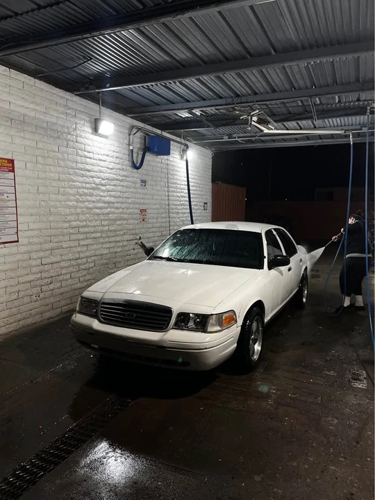 2010 Ford Crown Victoria - Image 2 of 8