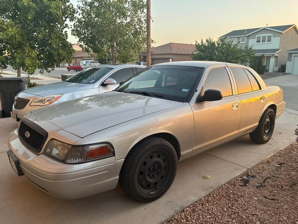 2010 Ford Crown Victoria - Image 2 of 10