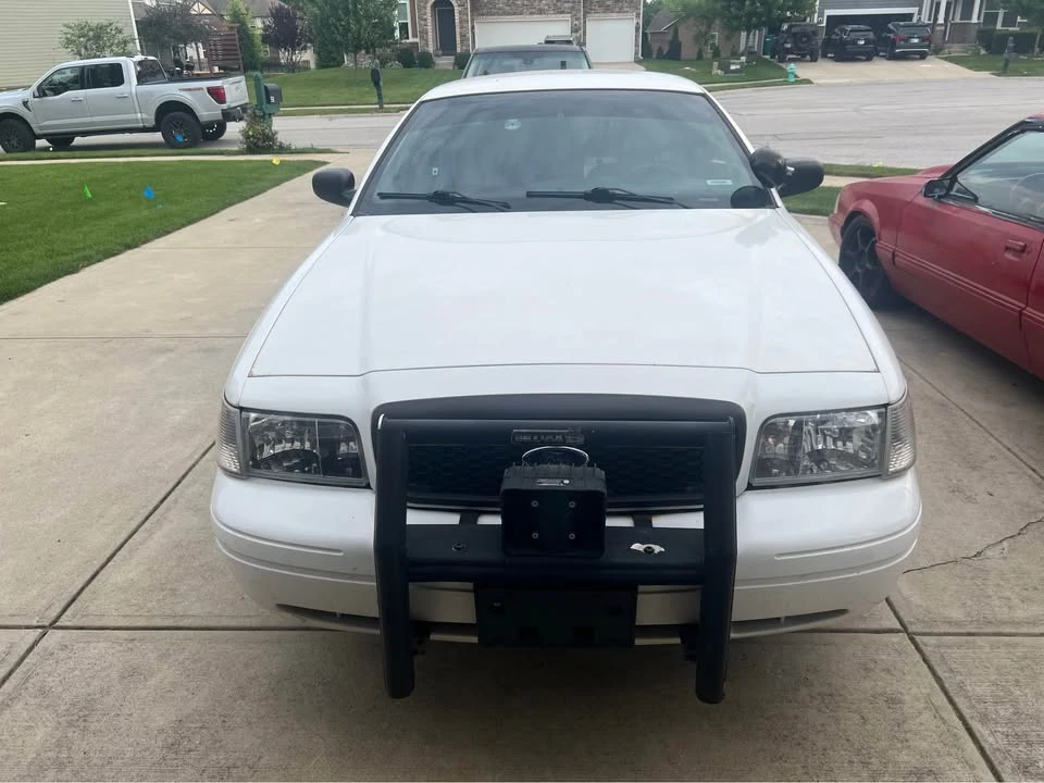 2010 Ford Crown Victoria - Image 2 of 12