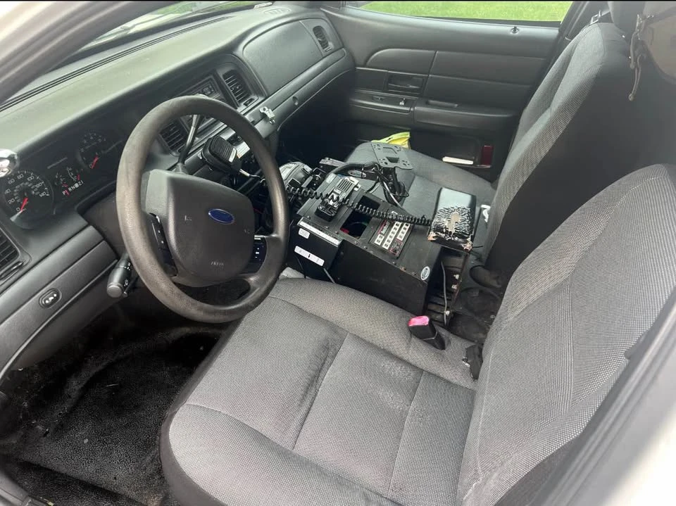 2010 Ford Crown Victoria - Image 5 of 12