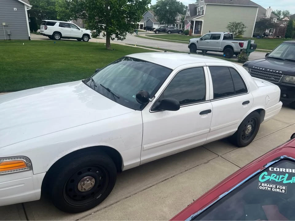 2010 Ford Crown Victoria - Image 3 of 12