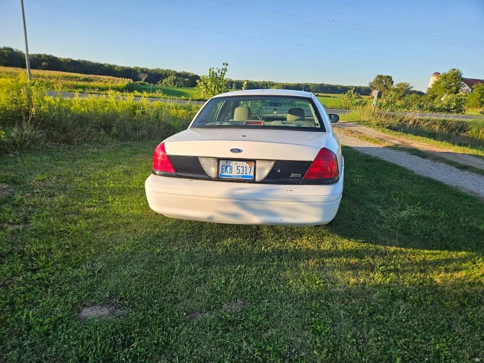 2010 Ford Crown Victoria - Image 2 of 14