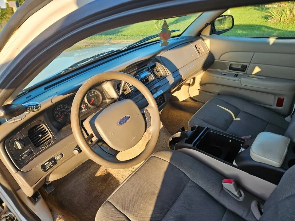 2010 Ford Crown Victoria - Image 5 of 14