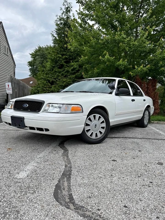 2010 Ford Crown Victoria - Image 1 of 16