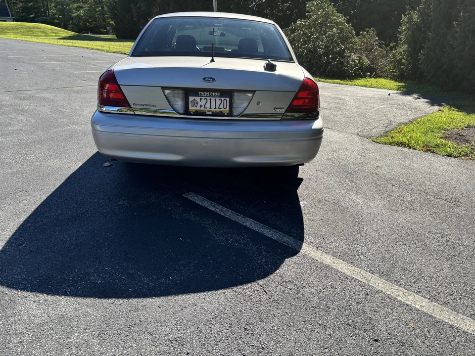 2010 Ford Crown Victoria - Image 6 of 24