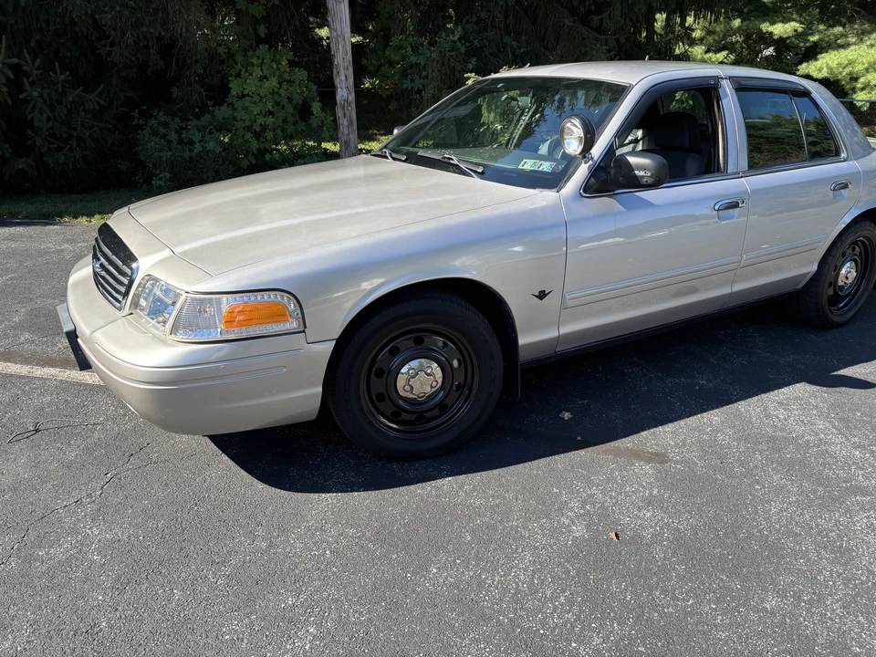 2010 Ford Crown Victoria - Image 2 of 24
