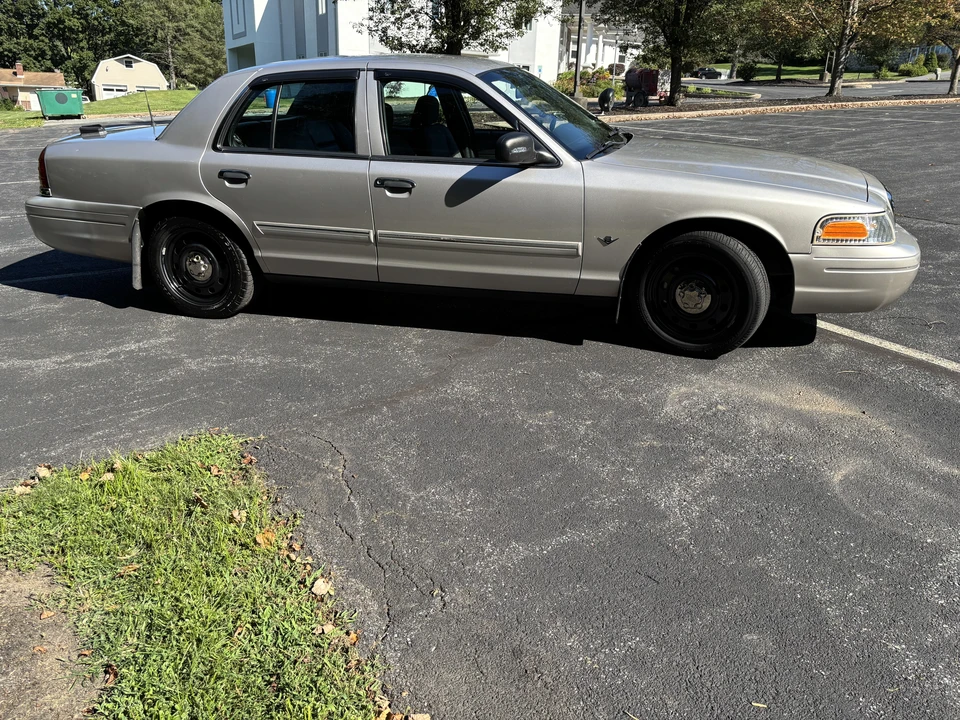 2010 Ford Crown Victoria - Image 10 of 24
