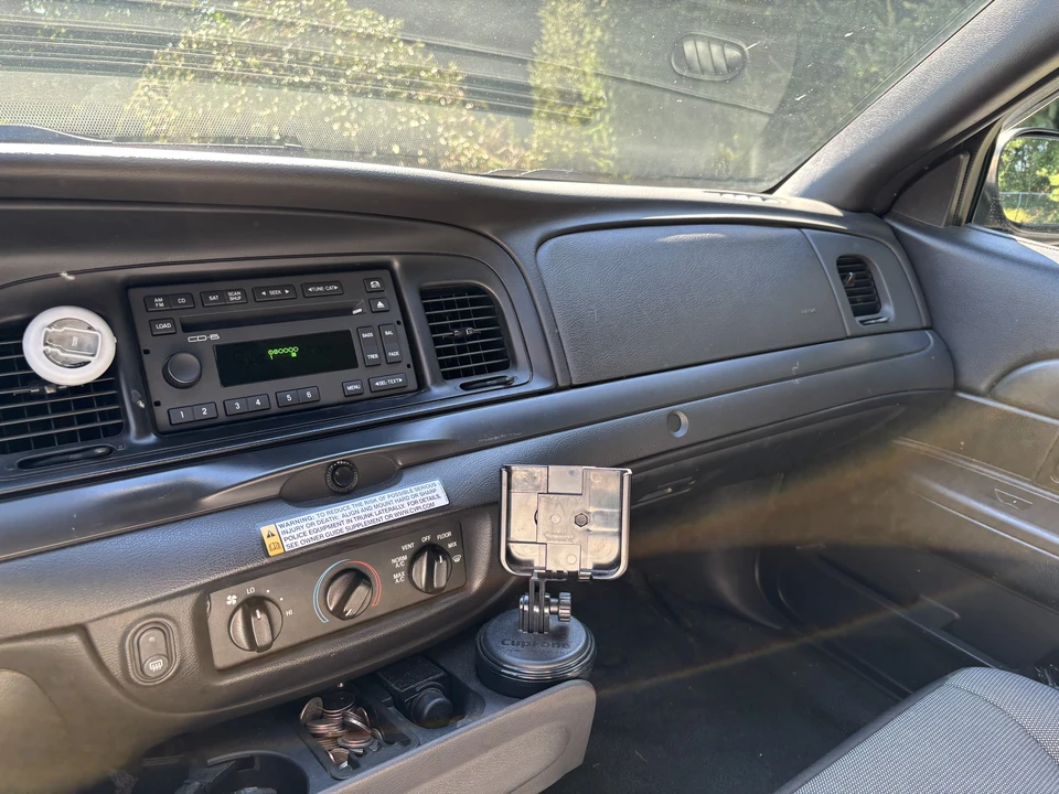 2010 Ford Crown Victoria - Image 20 of 24