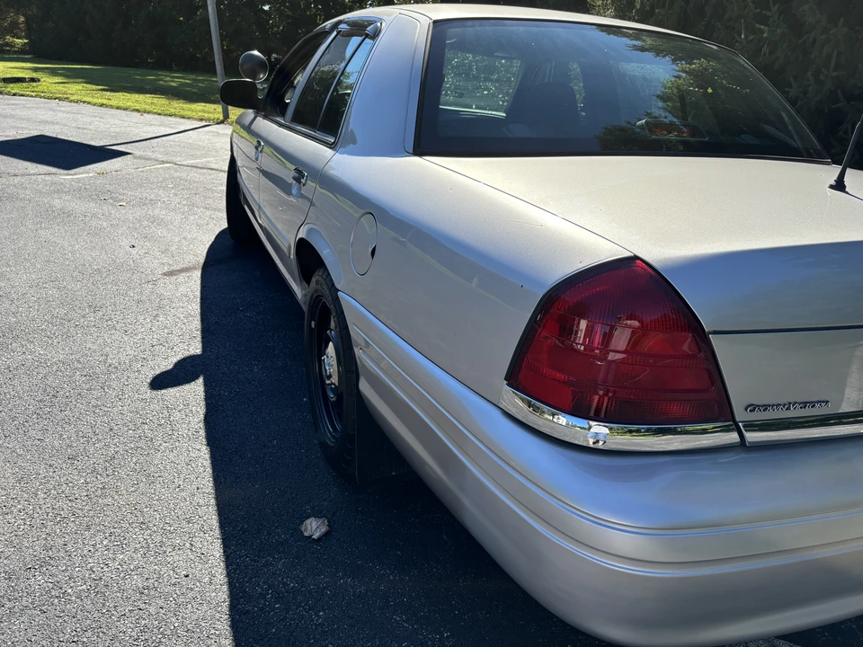 2010 Ford Crown Victoria - Image 7 of 24