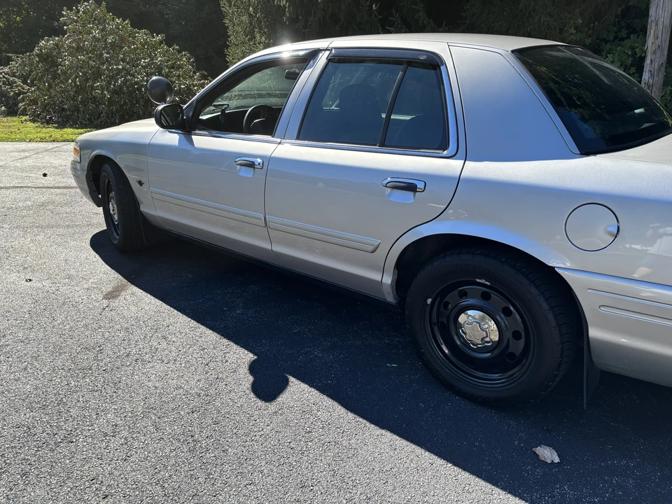 2010 Ford Crown Victoria - Image 9 of 24