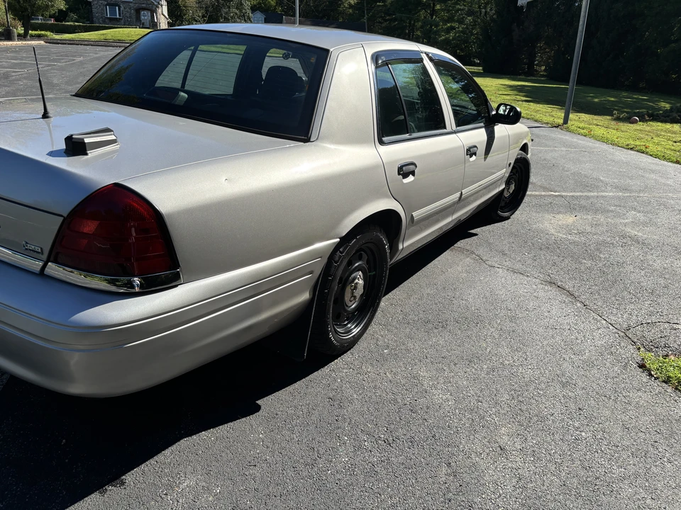 2010 Ford Crown Victoria - Image 5 of 24
