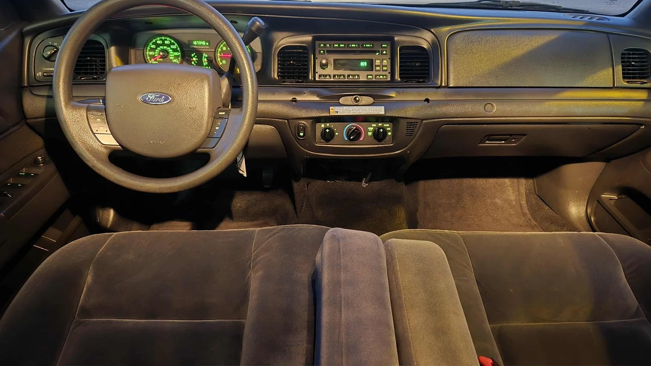 2010 Ford Crown Victoria - Image 15 of 21