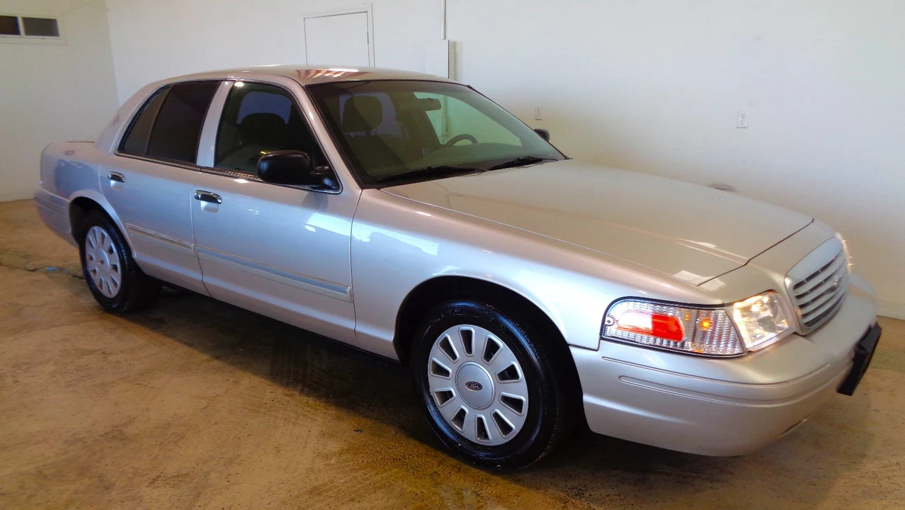 2010 Ford Crown Victoria - Image 2 of 21
