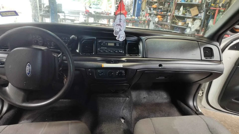 2010 Ford Crown Victoria - Image 7 of 10