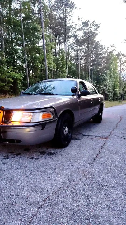 2010 Ford Crown Victoria - Image 2 of 10