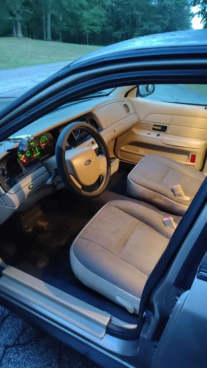2010 Ford Crown Victoria - Image 4 of 10