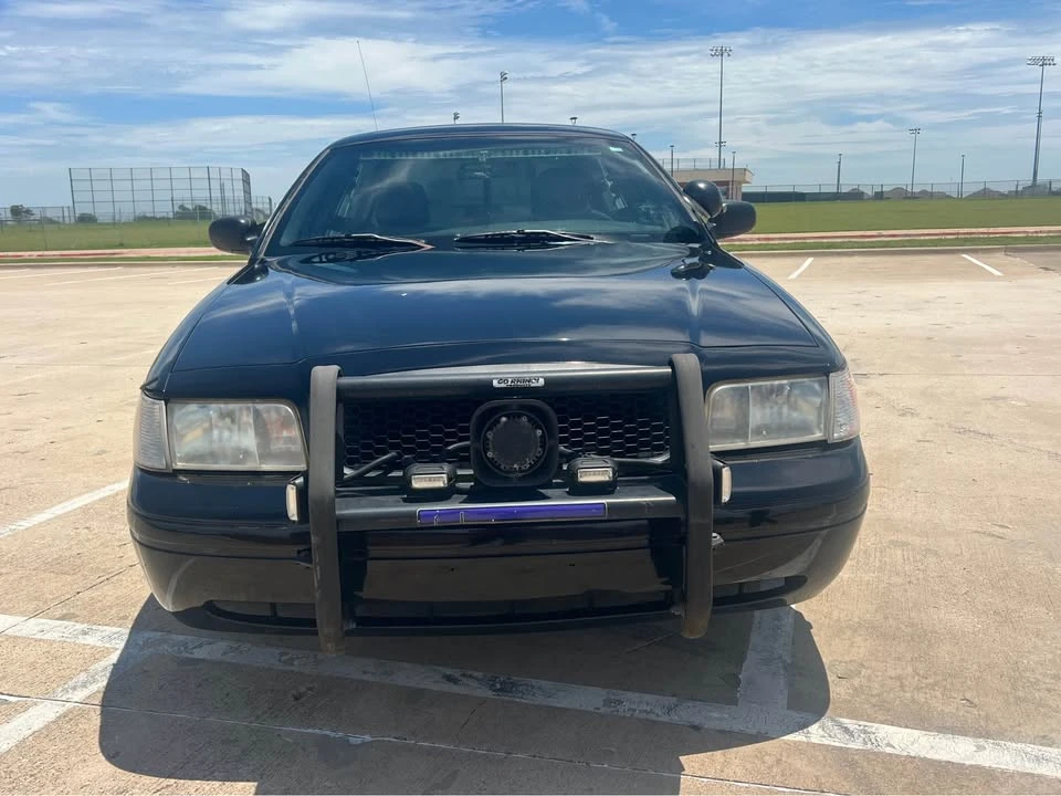 2010 Ford Crown Victoria - Image 2 of 12