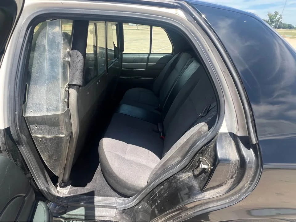2010 Ford Crown Victoria - Image 11 of 12