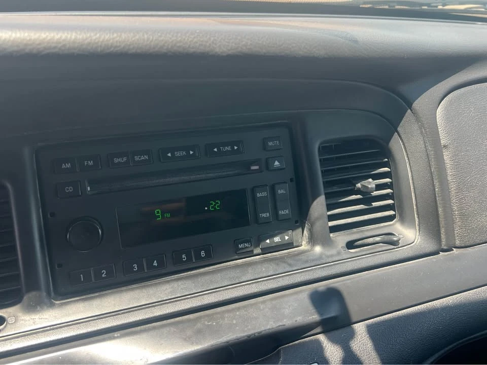 2010 Ford Crown Victoria - Image 9 of 12