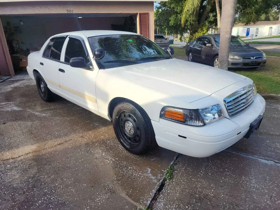 2010 Ford Crown Victoria - Image 2 of 12