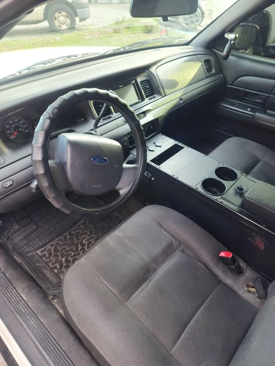2010 Ford Crown Victoria - Image 6 of 12