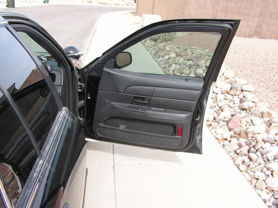 2010 Ford Crown Victoria - Image 5 of 15
